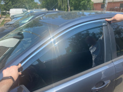 Вітровики для Ford Focus 2004-2011 II седан/хетчбек з хром молдингом (DEFL). Фото 2