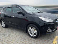 Ветровики для Hyundai Tucson II 2010-2015 IX35 с хром молдингом (DEFL). Фото 3