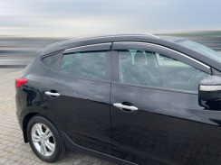 Ветровики для Hyundai Tucson II 2010-2015 IX35 с хром молдингом (DEFL). Фото 2