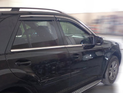 Ветровики для Mercedes ML-class W-164 2005-2011 с хром молдингом (DEFL). Фото 2