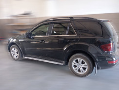 Ветровики для Mercedes ML-class W-164 2005-2011 с хром молдингом (DEFL). Фото 3