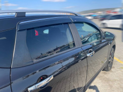 Ветровики для Nissan Qashqai I 2006-2014 с хром молдингом 5-местный (DEFL). Фото 2