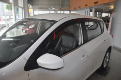 Вітровики для Nissan Tiida 2012-... хетчбек (HIC)