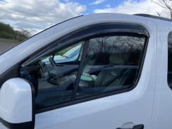 Вітровики для Opel Vivaro 2014-... (на скотчі) (HIC). Фото 4