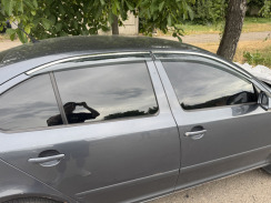 Вітровики для Skoda Octavia A-5 2004-2013 седан/хетчбек з хром молдингом (DEFL). Фото 3