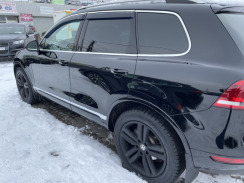 Вітровики для Volkswagen Touareg 2010-2018 з хром молдингом (HIC)